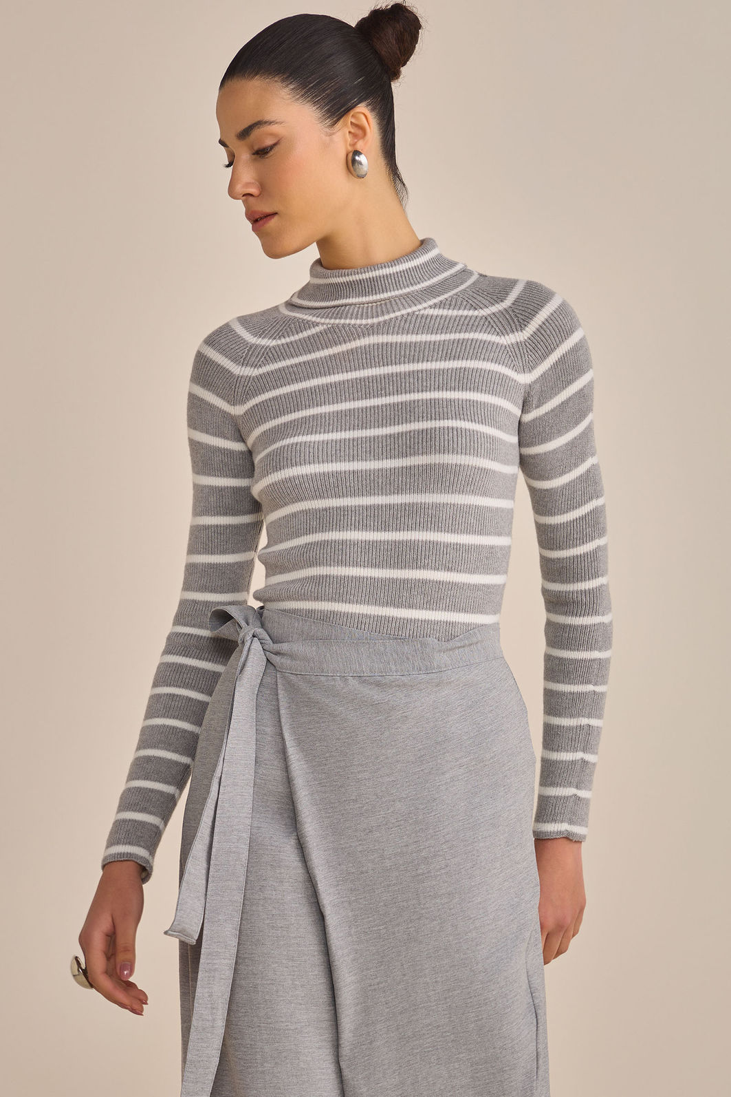 Blusa gola alta em tricô listrado 89052 Linzzi Blusa gola alta em tricô listrado 89052 Linzzi