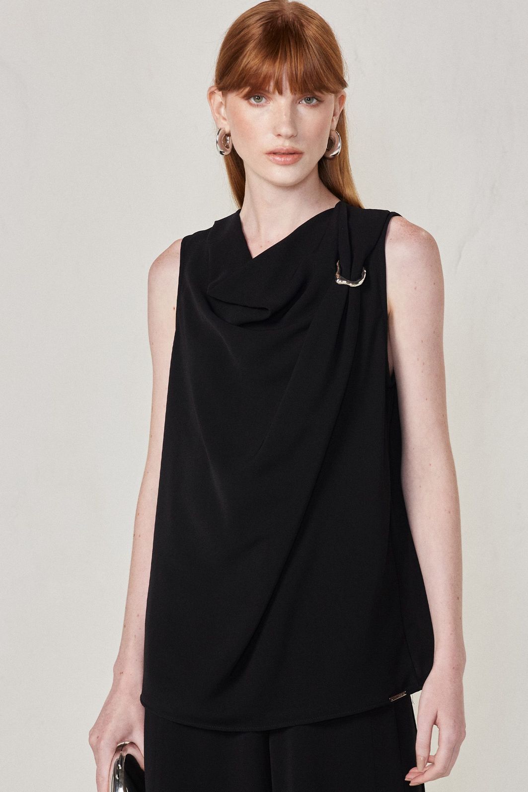 Blusa degagê sem mangas em crepe 84041 Linzzi Blusa degagê sem mangas em crepe 84041 Linzzi