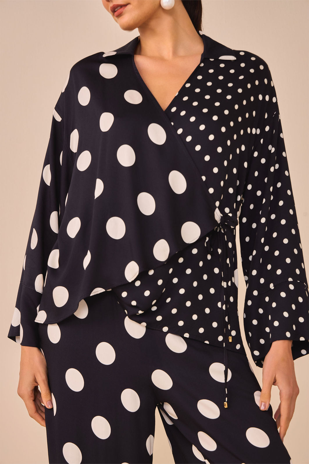 Camisa kimono em crepe acetinado com estampa digital 97210 Linzzi Camisa kimono em crepe acetinado com estampa digital 97210 Linzzi