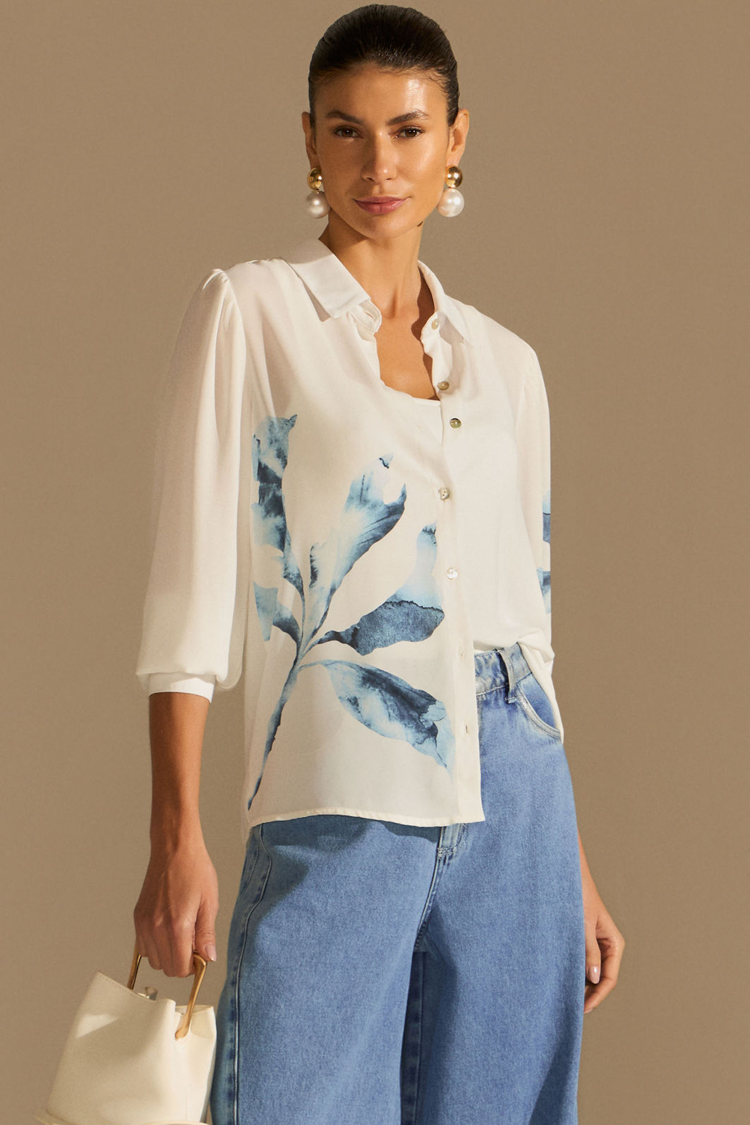 Camisa em chiffon com estampa localizada 96196 Linzzi Camisa em chiffon com estampa localizada 96196 Linzzi
