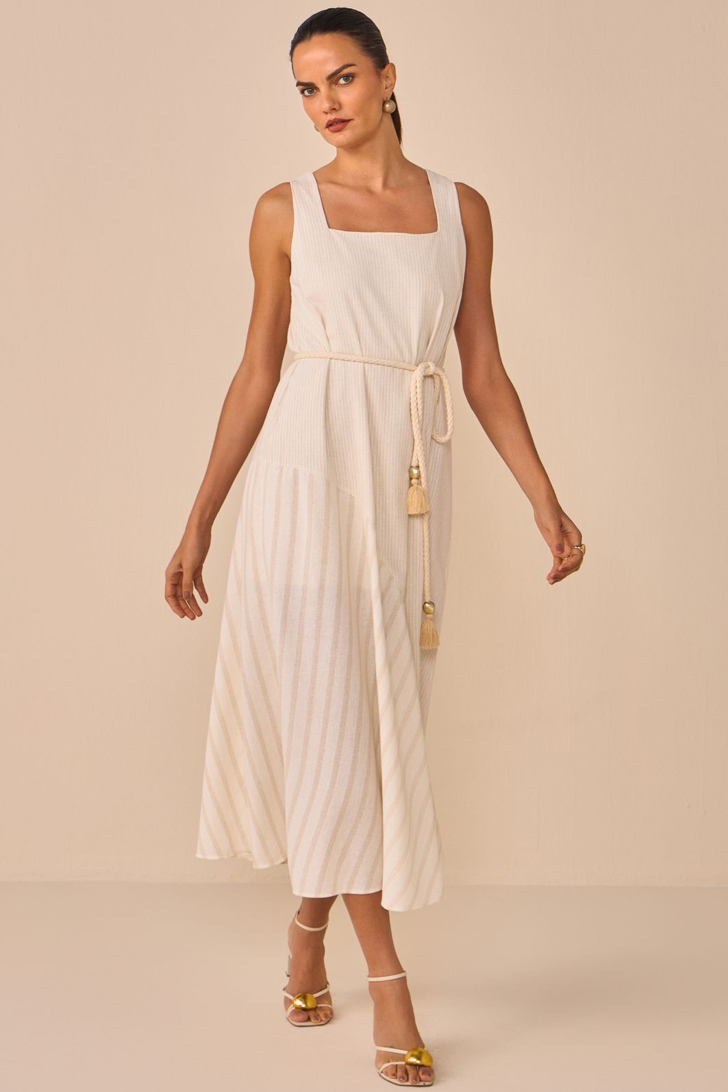Vestido maxi midi em blend de linho listrado. Acompanha cinto 94730 Linzzi Vestido maxi midi em blend de linho listrado. Acompanha cinto 94730 Linzzi