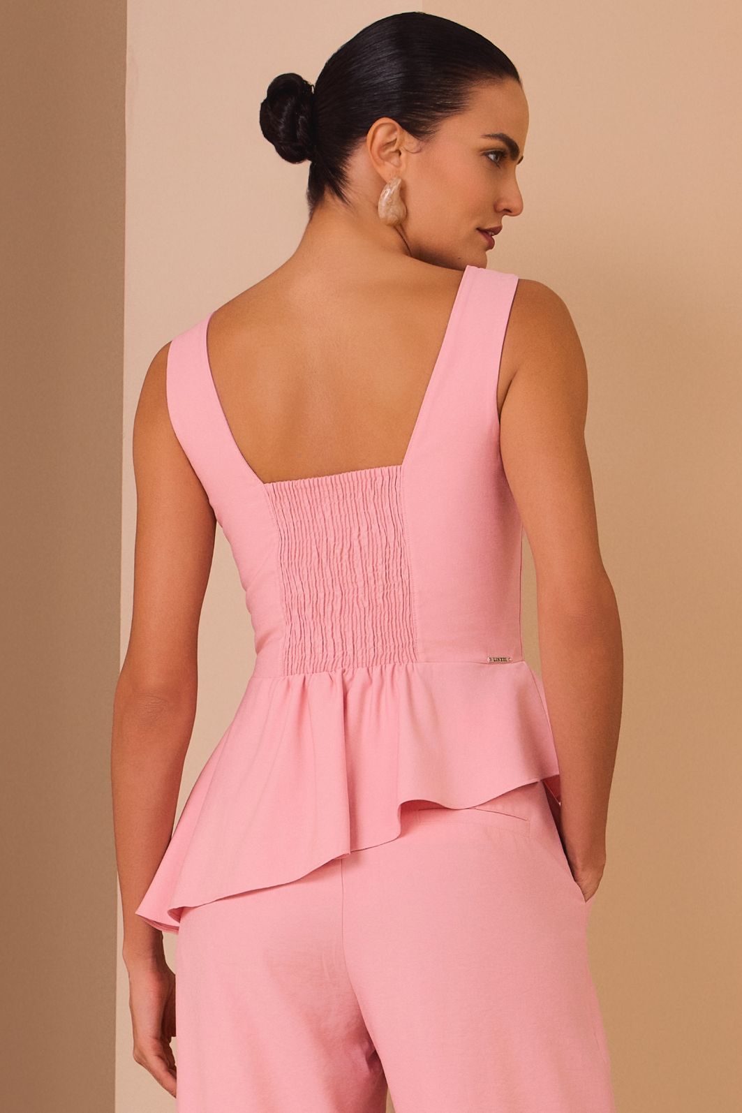 Blusa assimétrica em tecido alfaiataria premium 98647 Linzzi Blusa assimétrica em tecido alfaiataria premium 98647 Linzzi