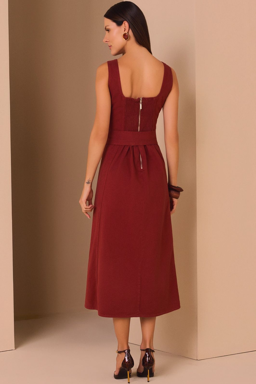 Vestido midi em sarja. Acompanha cinto no mesmo tecido. 97738 Linzzi Vestido midi em sarja. Acompanha cinto no mesmo tecido. 97738 Linzzi