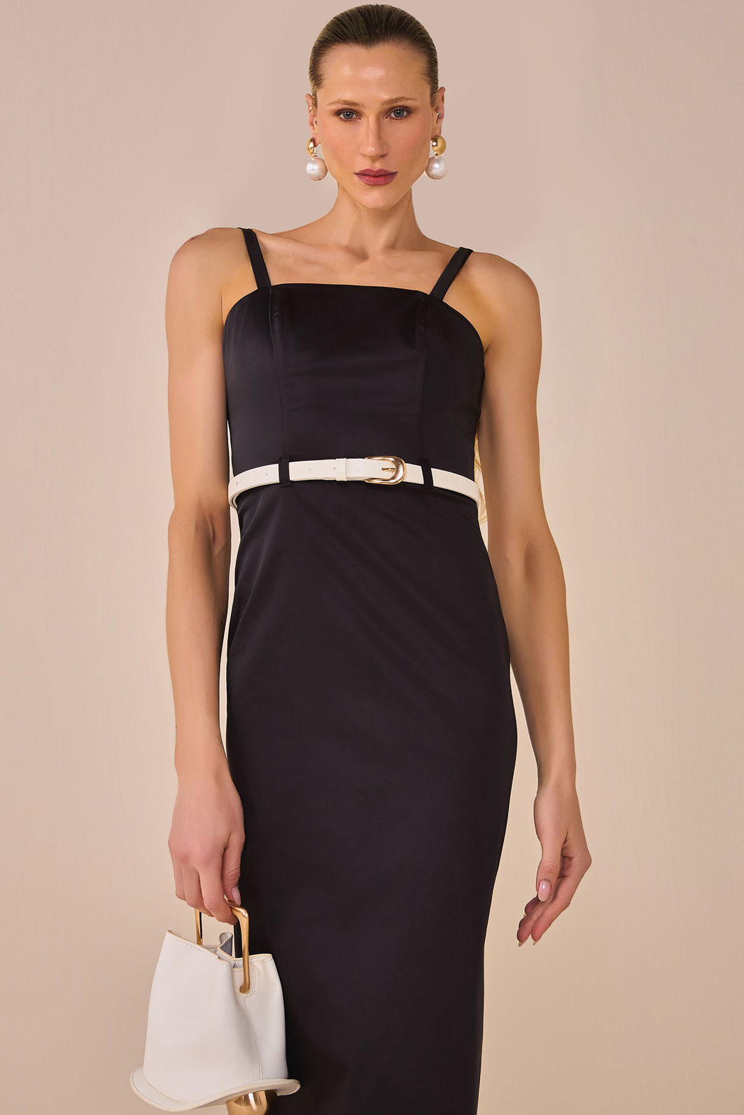 Vestido maxi midi em sarja acetinada. Acompanha cinto 95858 Linzzi Vestido maxi midi em sarja acetinada. Acompanha cinto 95858 Linzzi
