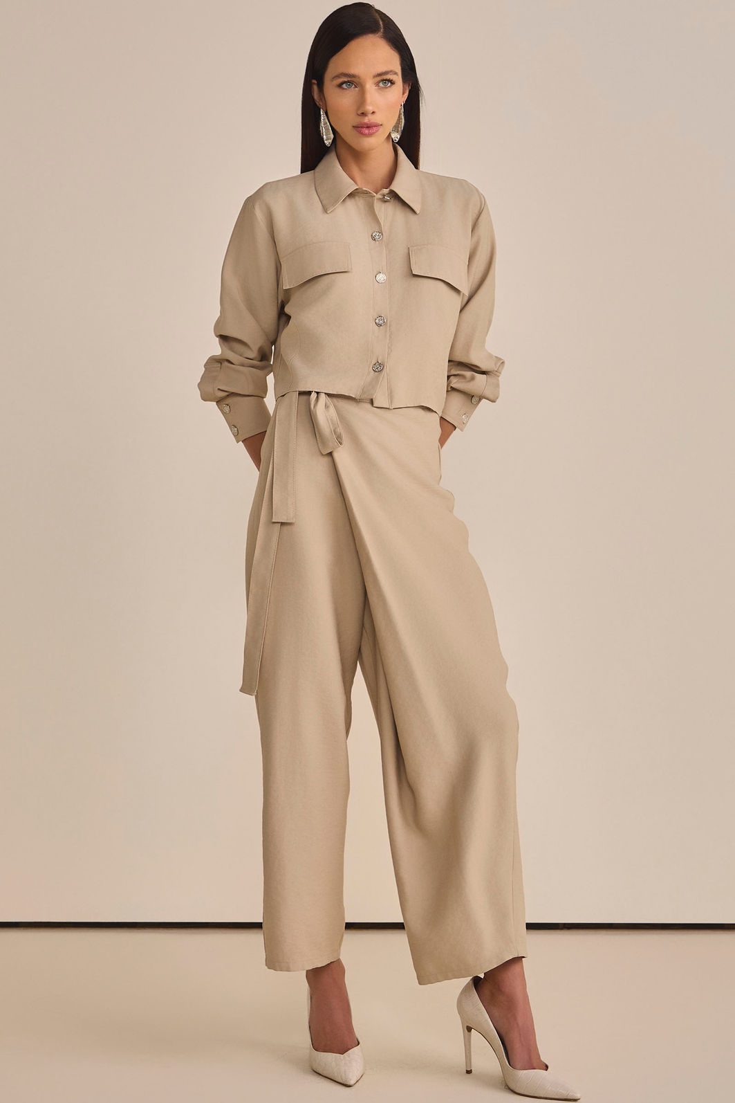 Camisa cropped em tecido estilo alfaiataria 89080 Linzzi Camisa cropped em tecido estilo alfaiataria 89080 Linzzi
