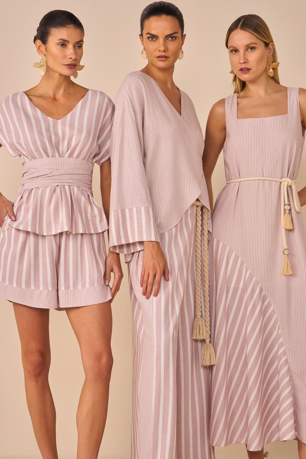 Vestido maxi midi em blend de linho listrado. Acompanha cinto 94730 Linzzi Vestido maxi midi em blend de linho listrado. Acompanha cinto 94730 Linzzi