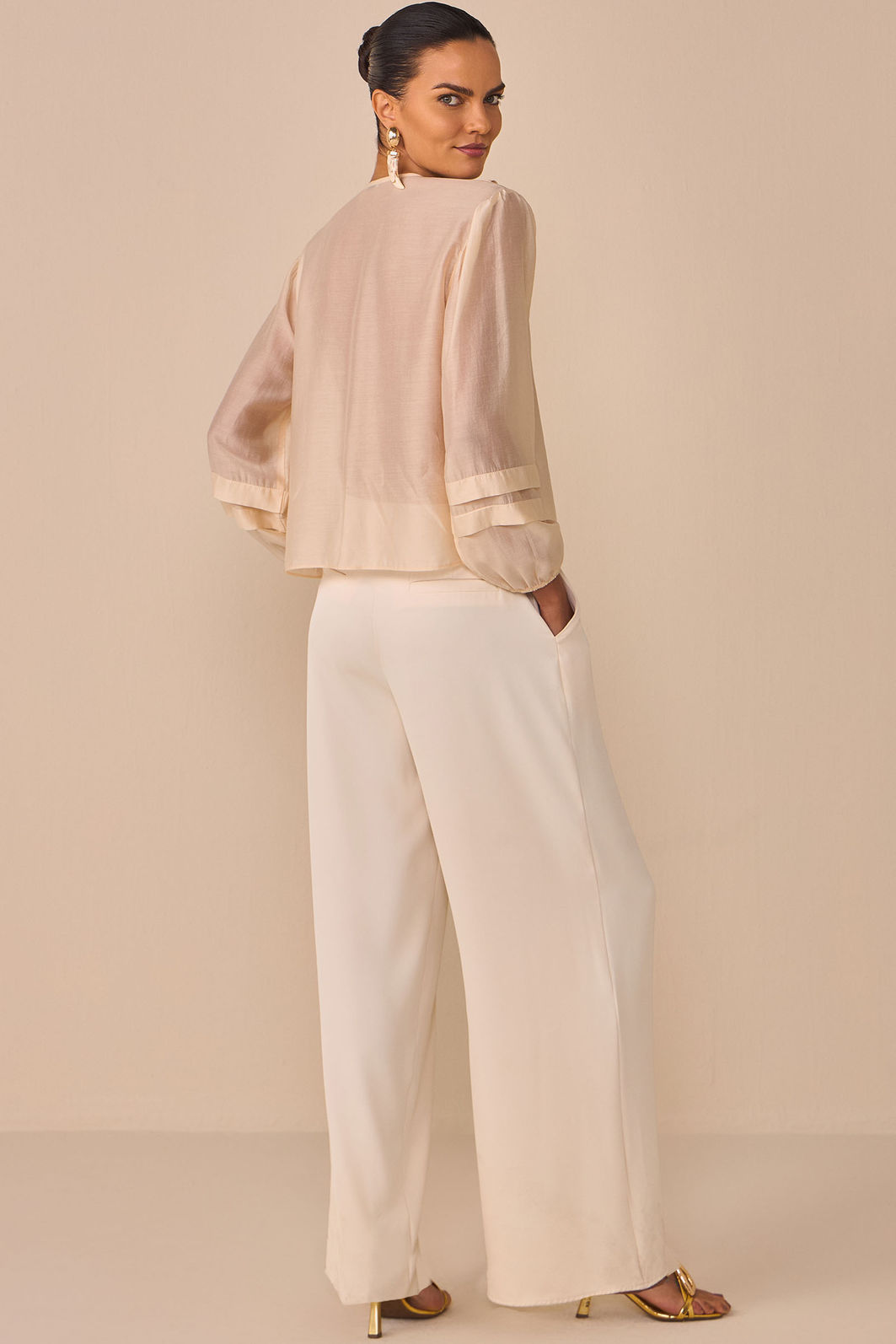 Calça wide leg em crepe premium alfaiataria. Acompanha shorts forro em malha 96765 Linzzi Calça wide leg em crepe premium alfaiataria. Acompanha shorts forro em malha 96765 Linzzi