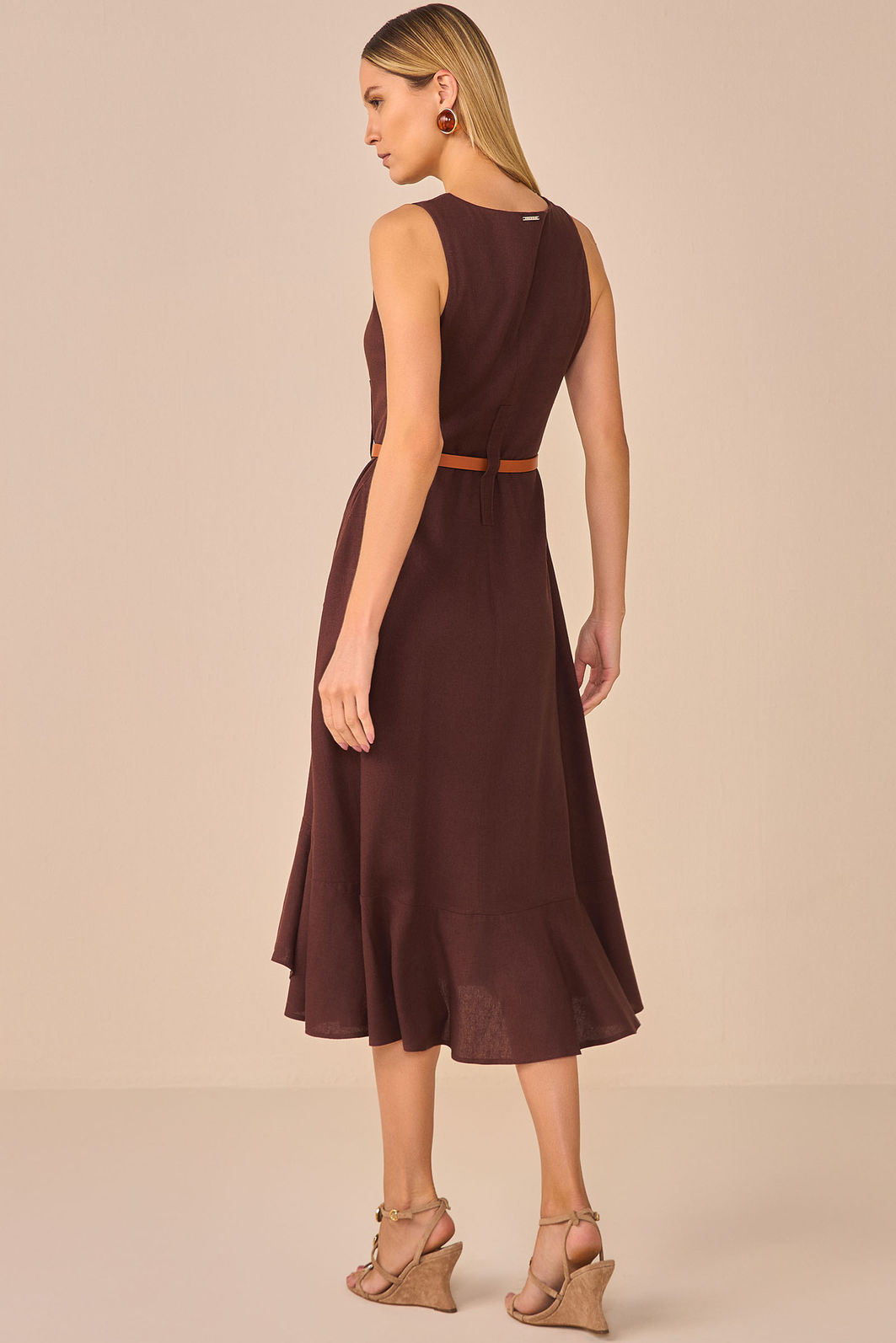 Vestido midi em blend de linho. Acompanha cinto 95634 Linzzi Vestido midi em blend de linho. Acompanha cinto 95634 Linzzi