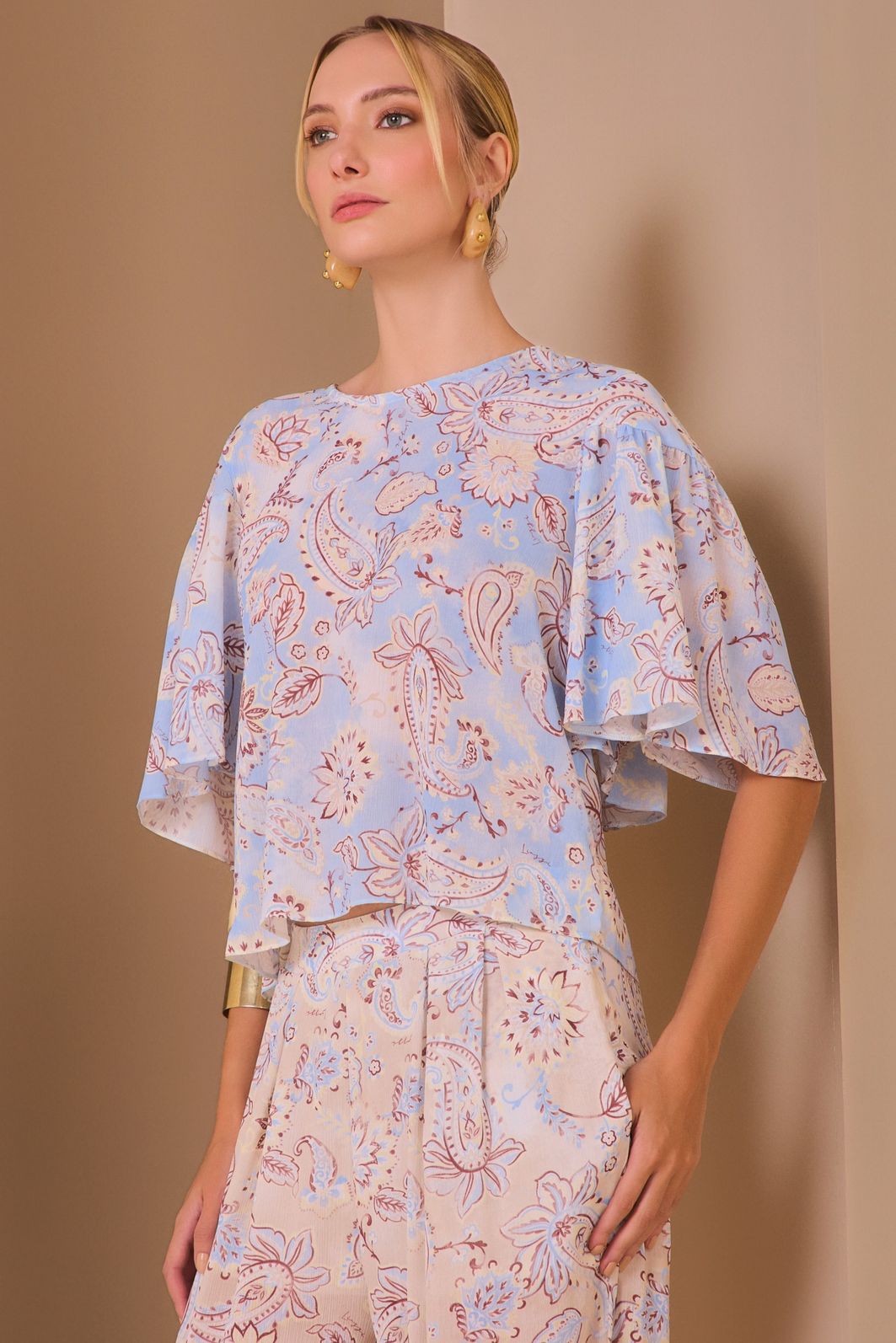 Blusa em chiffon texturizado com estampa exclusiva 98921 Linzzi Blusa em chiffon texturizado com estampa exclusiva 98921 Linzzi