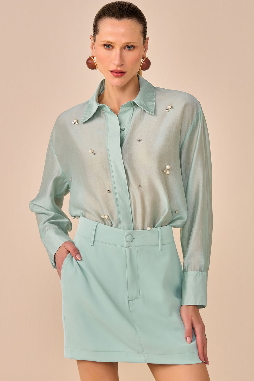 Camisa com pedrarias em blend de liocel 96946 Linzzi Camisa com pedrarias em blend de liocel 96946 Linzzi