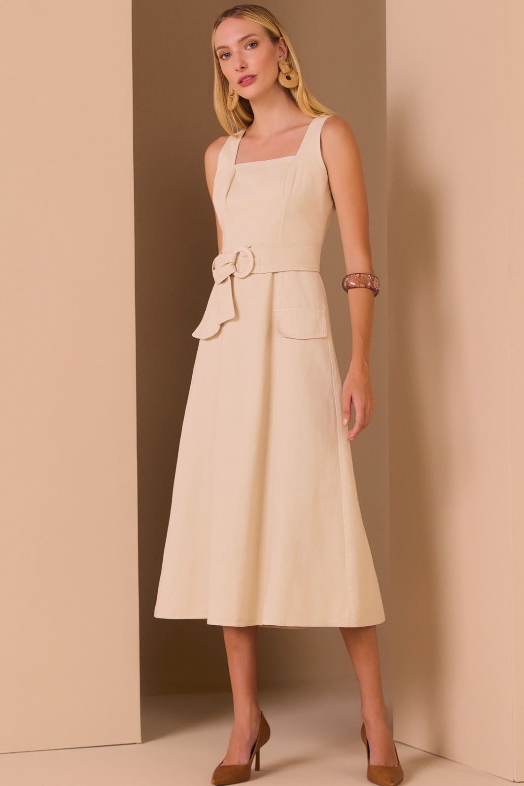 Vestido midi em sarja. Acompanha cinto no mesmo tecido. 97738 Linzzi Vestido midi em sarja. Acompanha cinto no mesmo tecido. 97738 Linzzi