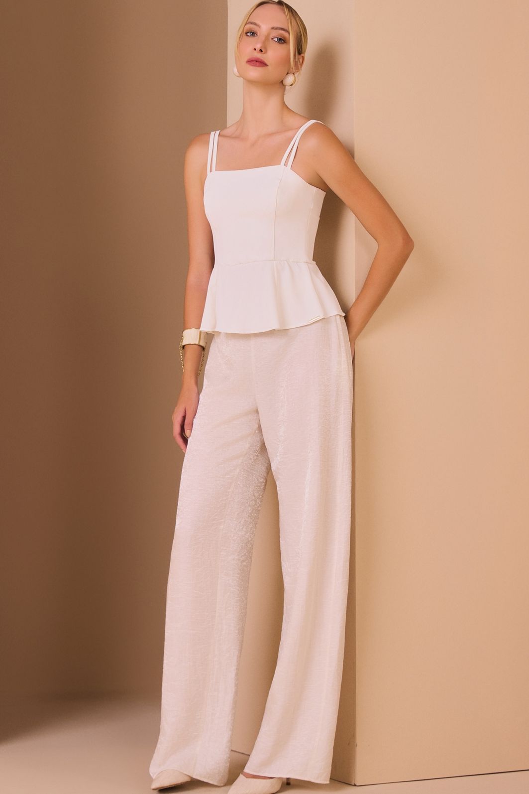 Calça pantalona em tecido jacquard de viscose premium. Acompanha shorts forro em malha 97892 Linzzi Calça pantalona em tecido jacquard de viscose premium. Acompanha shorts forro em malha 97892 Linzzi