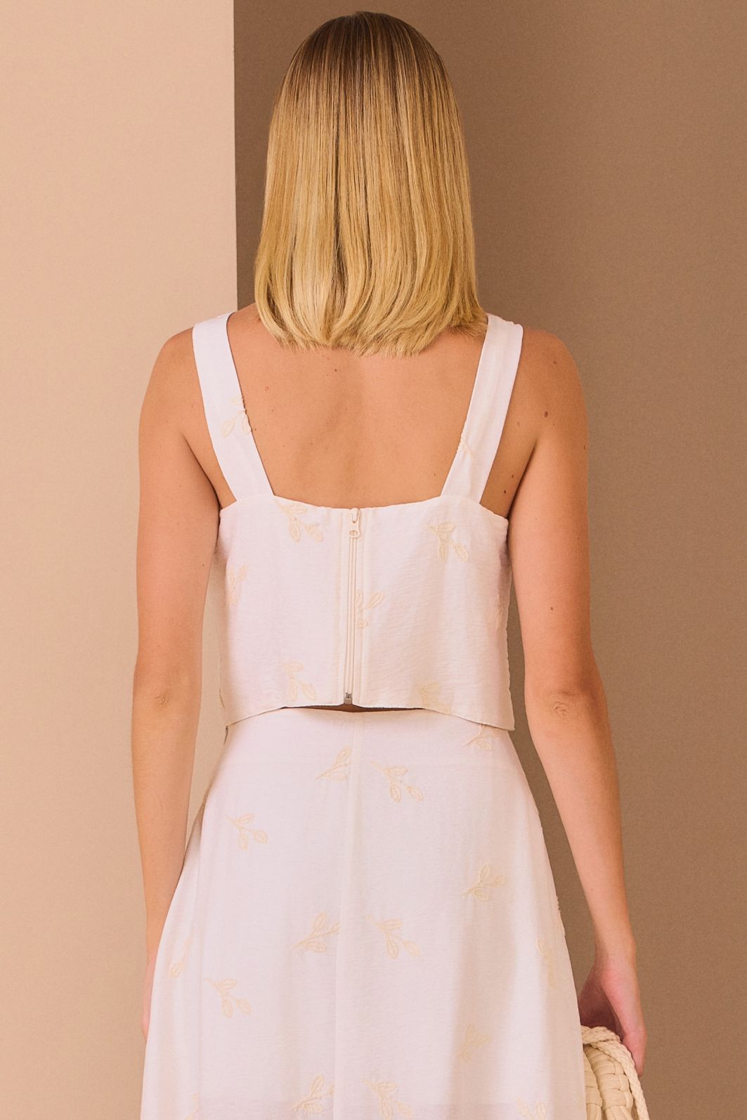 Blusa em blend de linho bordado premium 98651 Linzzi Blusa em blend de linho bordado premium 98651 Linzzi