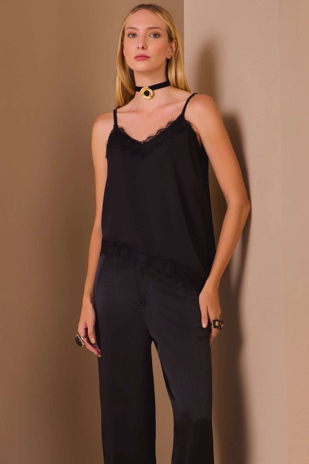 Calça oásis em crepe acetinado de viscose texturizado 99043 Linzzi Calça oásis em crepe acetinado de viscose texturizado 99043 Linzzi