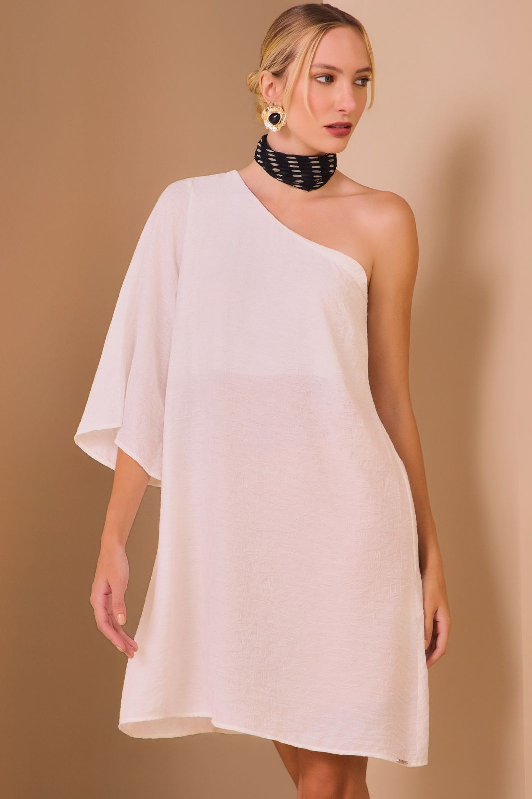 Vestido curto em crepe jacquard. Acompanha saia forro em malha 97893 Linzzi Vestido curto em crepe jacquard. Acompanha saia forro em malha 97893 Linzzi
