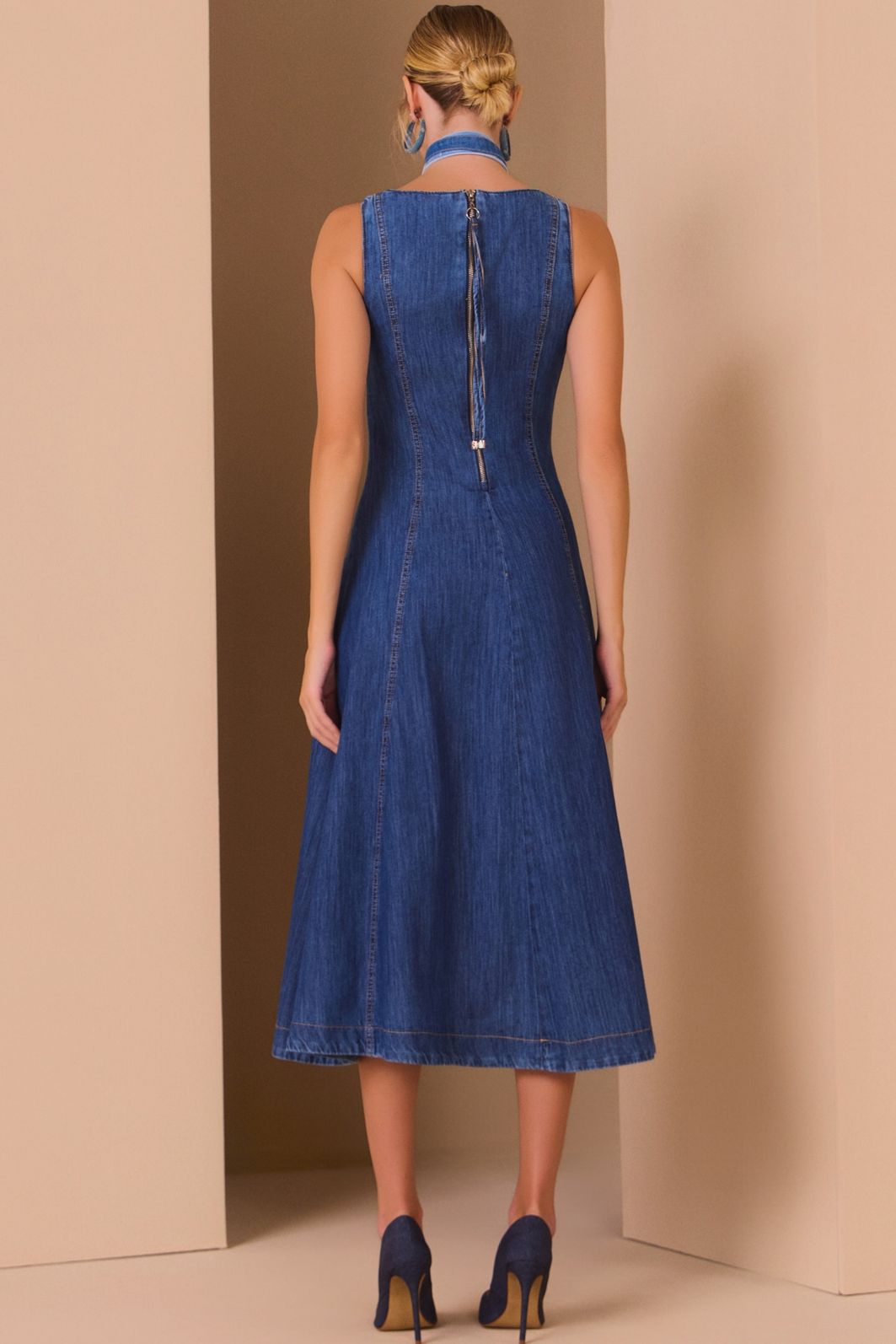 Vestido midi em jeans leve 97660 Linzzi Vestido midi em jeans leve 97660 Linzzi