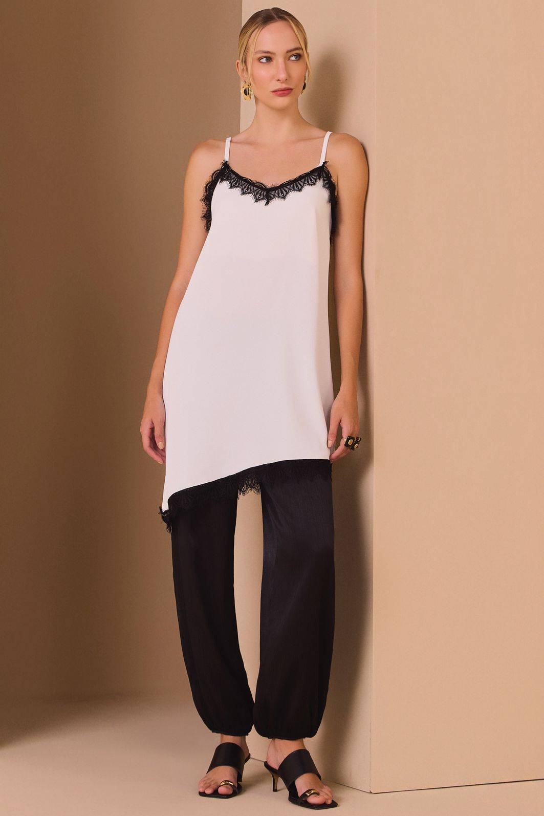 Calça oásis em crepe acetinado de viscose texturizado 99043 Linzzi Calça oásis em crepe acetinado de viscose texturizado 99043 Linzzi
