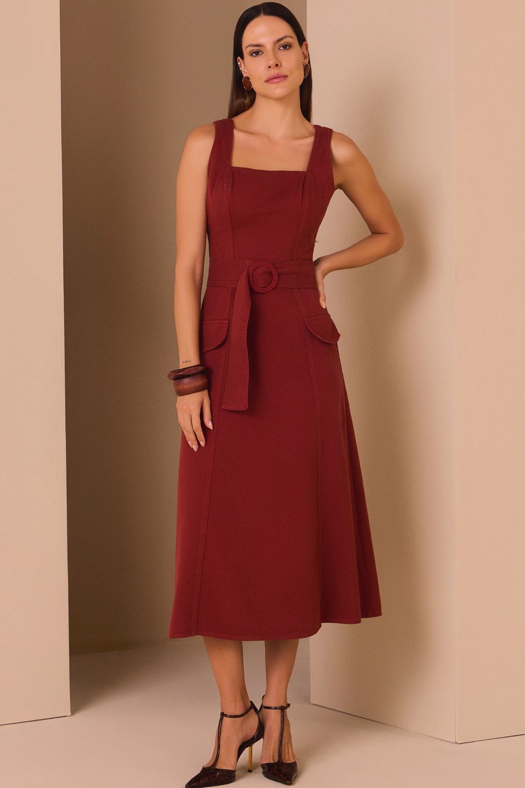 Vestido midi em sarja. Acompanha cinto no mesmo tecido. 97738 Linzzi Vestido midi em sarja. Acompanha cinto no mesmo tecido. 97738 Linzzi