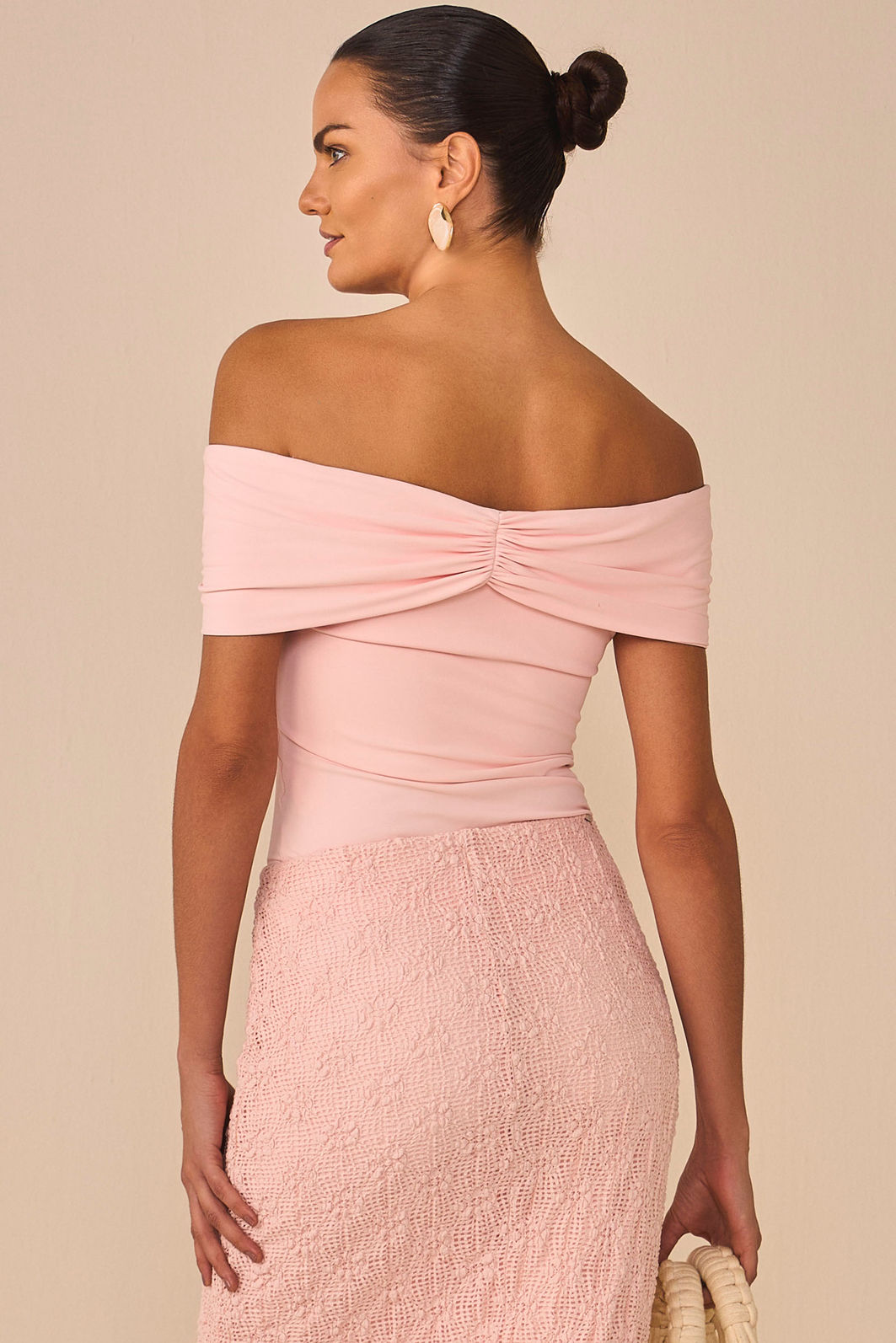 Blusa ombro á ombro em malha poliamida delicaté 94742 Linzzi Blusa ombro á ombro em malha poliamida delicaté 94742 Linzzi