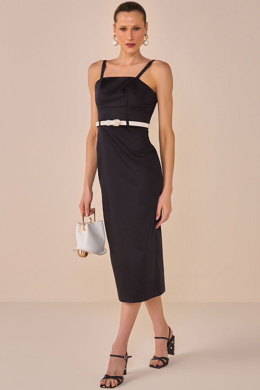 Vestido maxi midi em sarja acetinada. Acompanha cinto 95858 Linzzi Vestido maxi midi em sarja acetinada. Acompanha cinto 95858 Linzzi