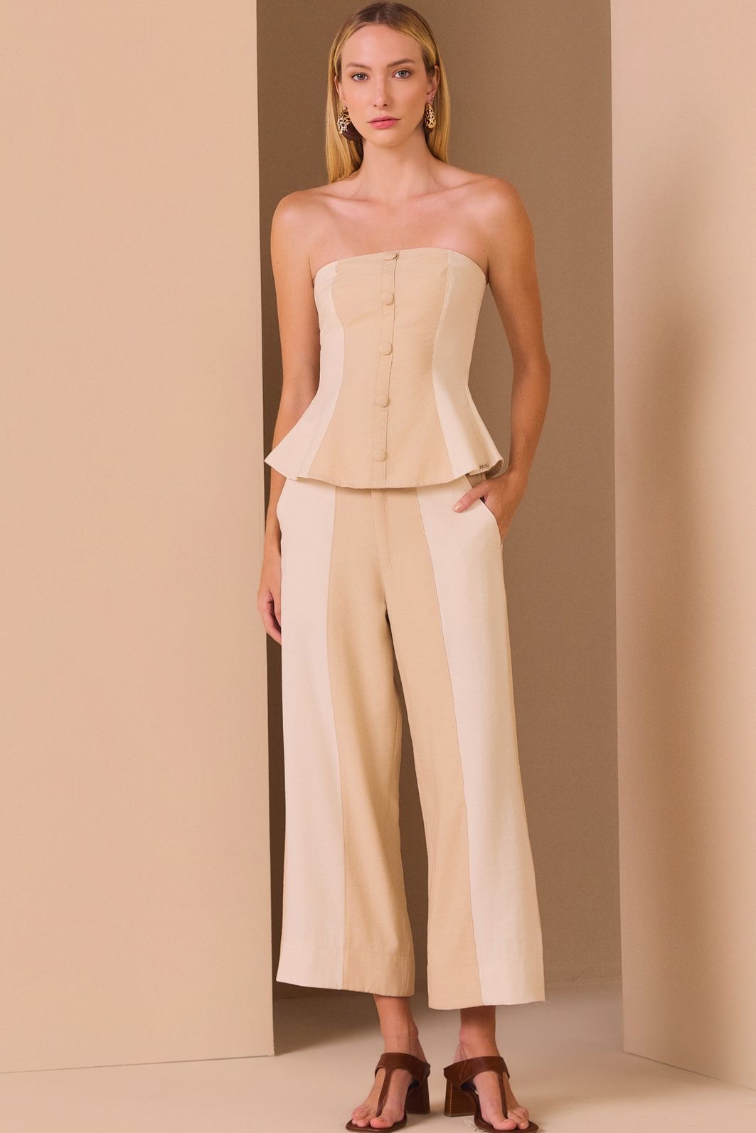 Blusa sem alças em tecido alfaiataria premium 97888 Linzzi Blusa sem alças em tecido alfaiataria premium 97888 Linzzi