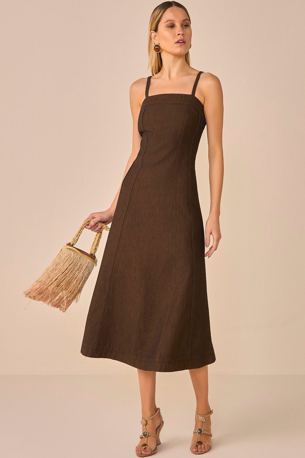 Vestido maxi midi em denim premium brown 95276 Linzzi Vestido maxi midi em denim premium brown 95276 Linzzi