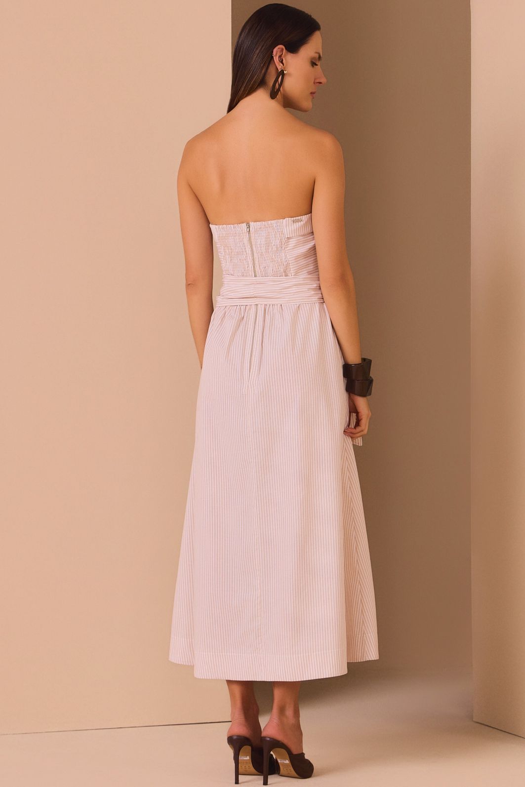 Vestido sem alças maxi midi em tricoline de algodão premium listrado. Acompanha cinto no mesmo tecido 98328 Linzzi Vestido sem alças maxi midi em tricoline de algodão premium listrado. Acompanha cinto no mesmo tecido 98328 Linzzi