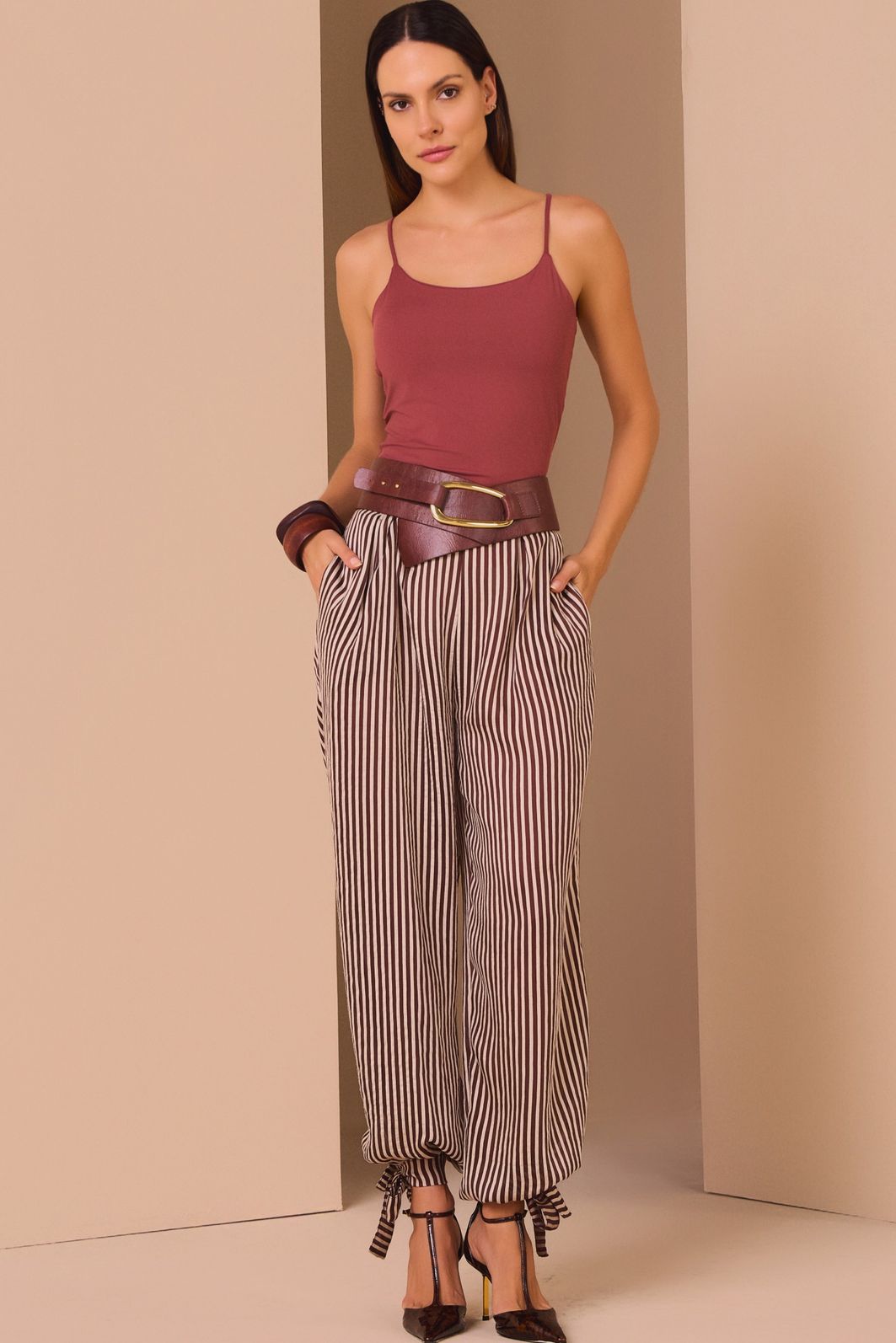 Calça oásis em tecido tencel premium listrado. Acompanha shorts forro em malha 98092 Linzzi Calça oásis em tecido tencel premium listrado. Acompanha shorts forro em malha 98092 Linzzi