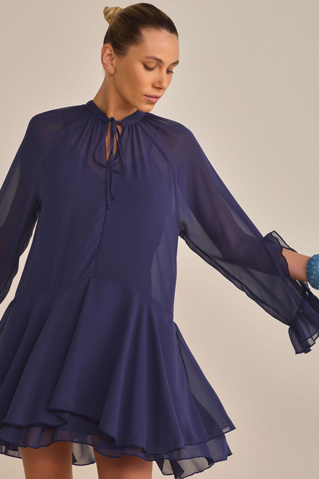 Vestido com babados em crepe silk. Acompanha vestido forro em malha 89852 Linzzi Vestido com babados em crepe silk. Acompanha vestido forro em malha 89852 Linzzi