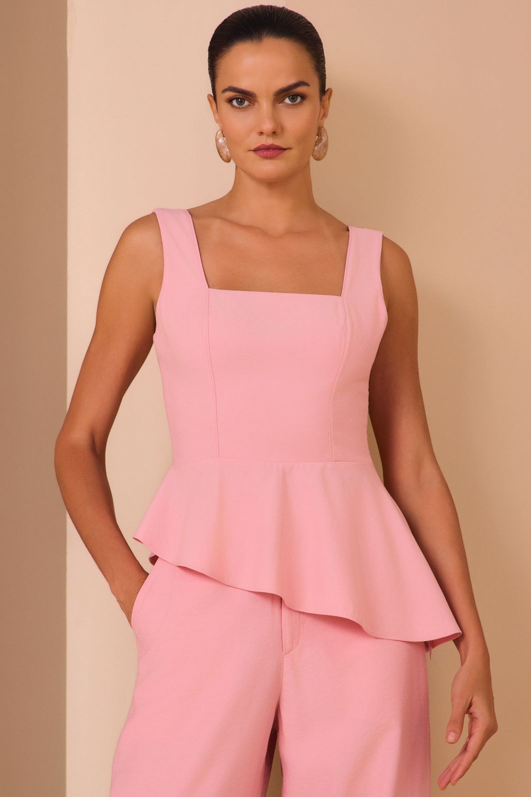 Blusa assimétrica em tecido alfaiataria premium 98647 Linzzi Blusa assimétrica em tecido alfaiataria premium 98647 Linzzi