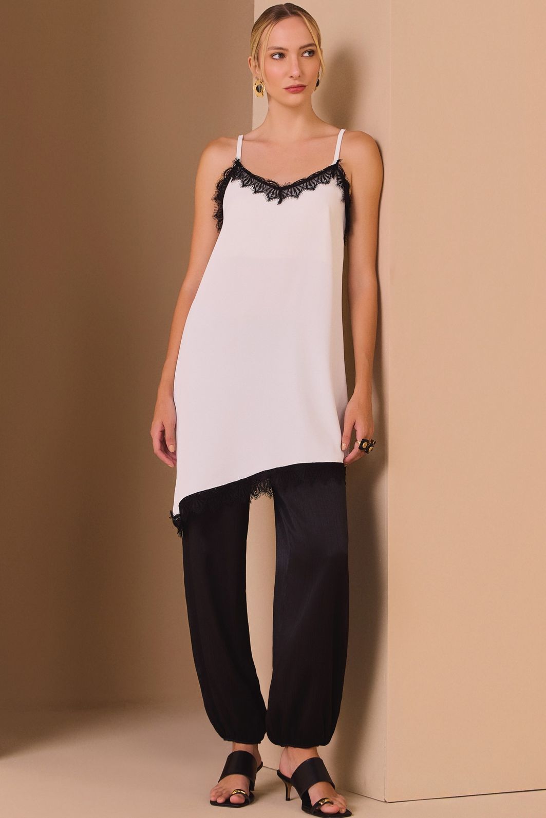 Vestido curto assimétrico em crepe premium 98320 Linzzi Vestido curto assimétrico em crepe premium 98320 Linzzi