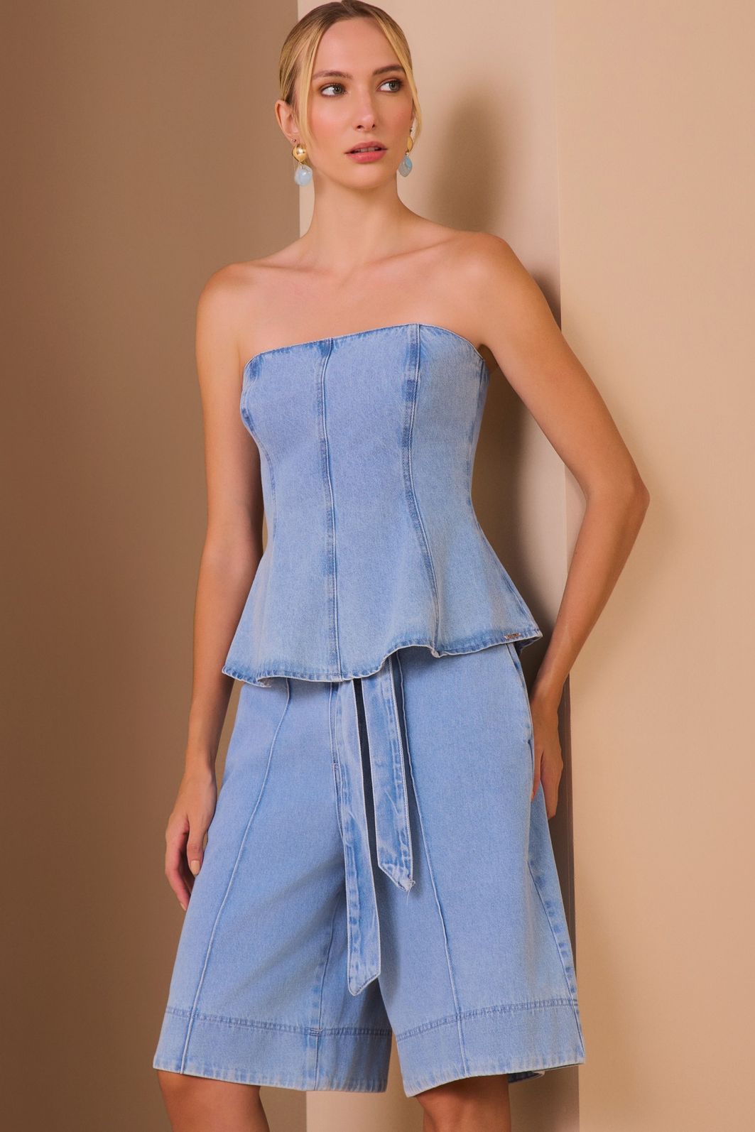 Bermuda em jeans. Acompanha cinto no mesmo tecido. 97869 Linzzi Bermuda em jeans. Acompanha cinto no mesmo tecido. 97869 Linzzi