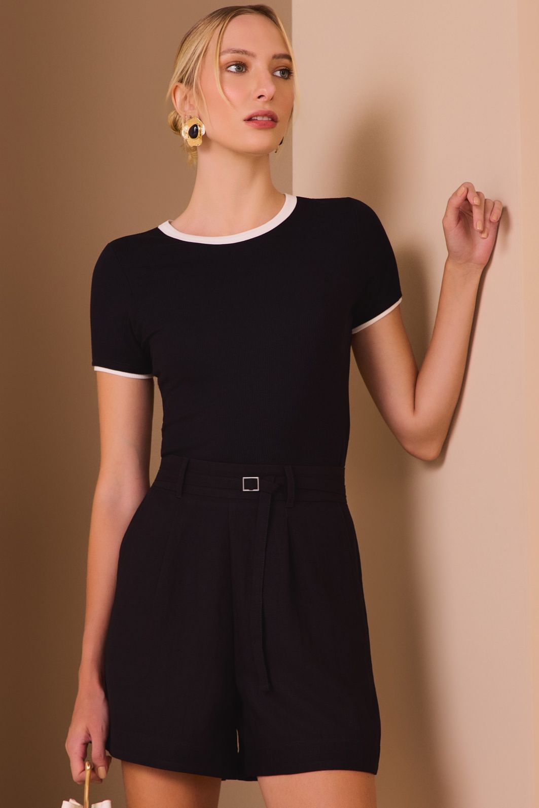 Shorts em tecido premium alfaiataria de viscose. Acompanha cinto no mesmo tecido 98101 Linzzi Shorts em tecido premium alfaiataria de viscose. Acompanha cinto no mesmo tecido 98101 Linzzi
