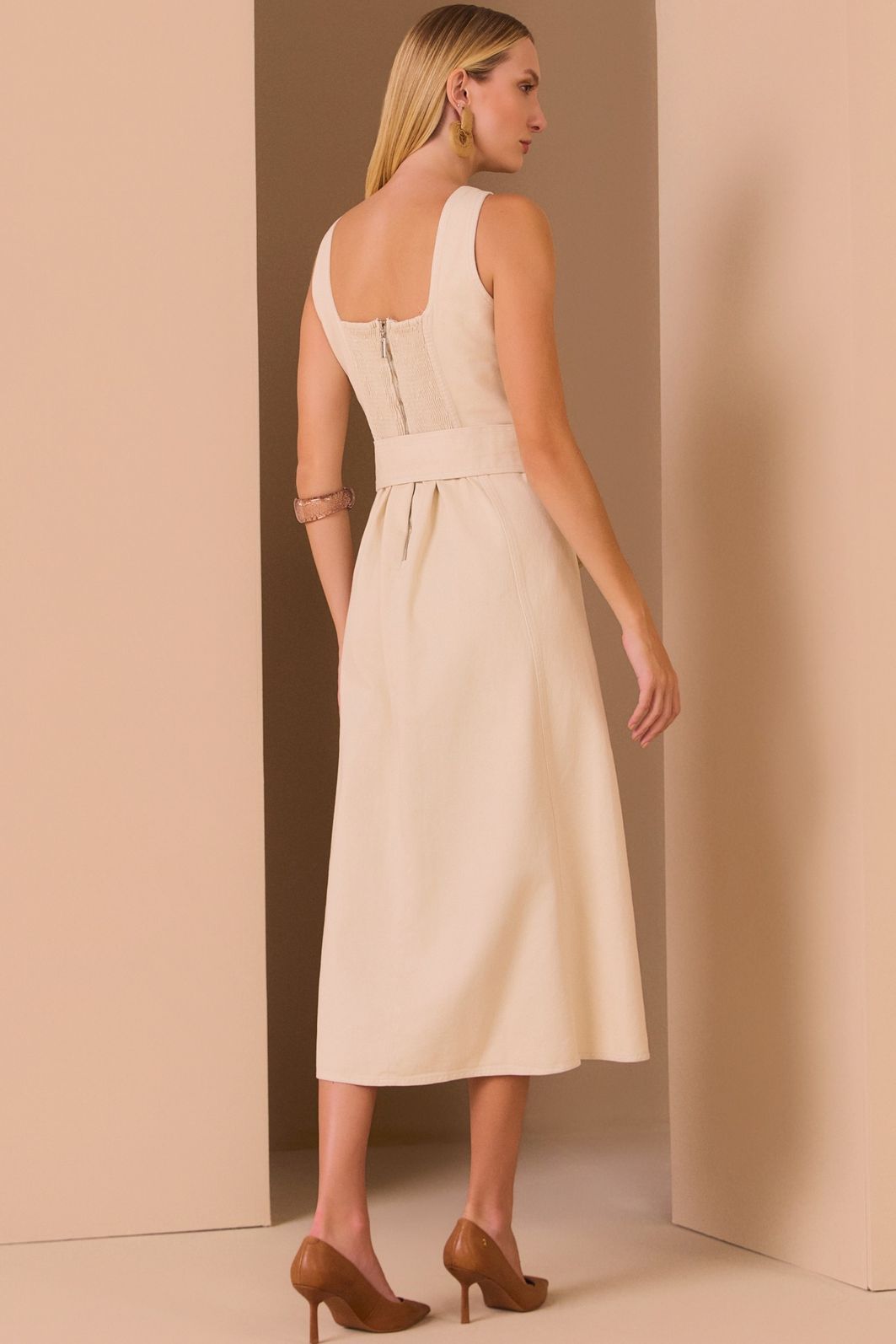 Vestido midi em sarja. Acompanha cinto no mesmo tecido. 97738 Linzzi Vestido midi em sarja. Acompanha cinto no mesmo tecido. 97738 Linzzi