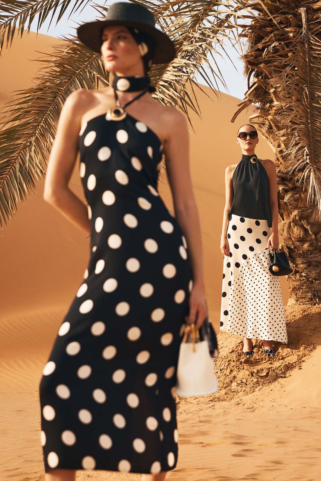 Vestido maxi midi em crepe acetinado com estampa digital 96195 Linzzi Vestido maxi midi em crepe acetinado com estampa digital 96195 Linzzi