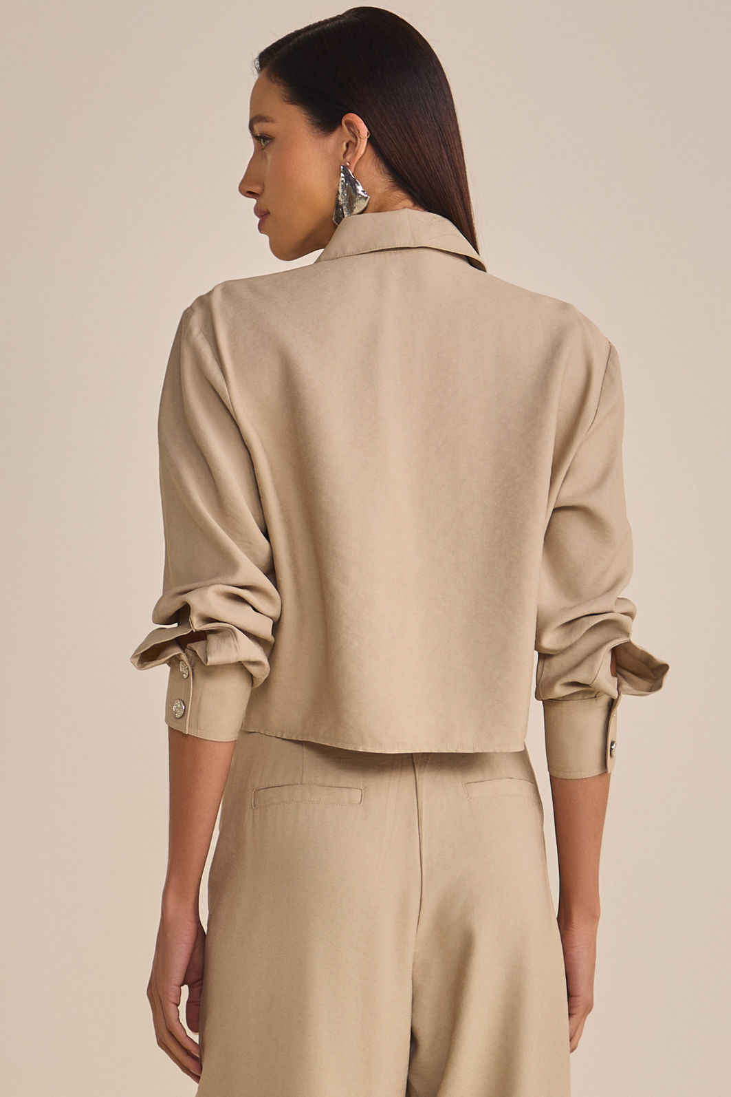 Camisa cropped em tecido estilo alfaiataria 89080 Linzzi Camisa cropped em tecido estilo alfaiataria 89080 Linzzi