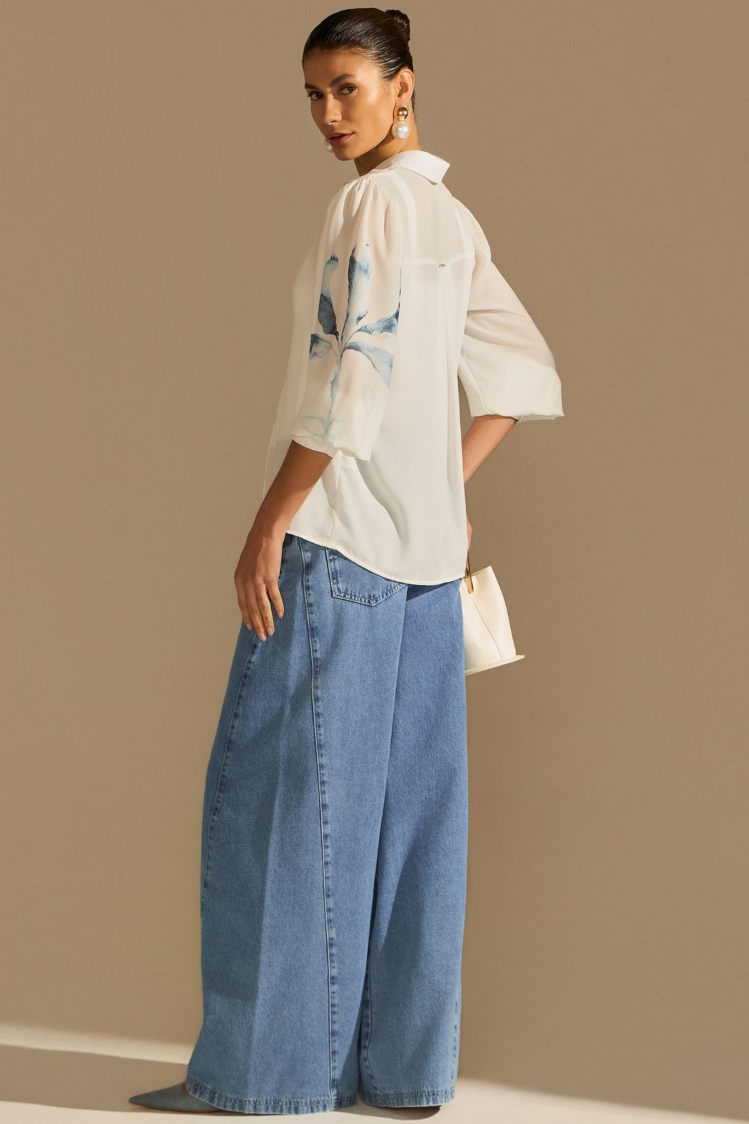 Calça wide leg em denim com leve aplicação de foil prata 94441 Linzzi Calça wide leg em denim com leve aplicação de foil prata 94441 Linzzi