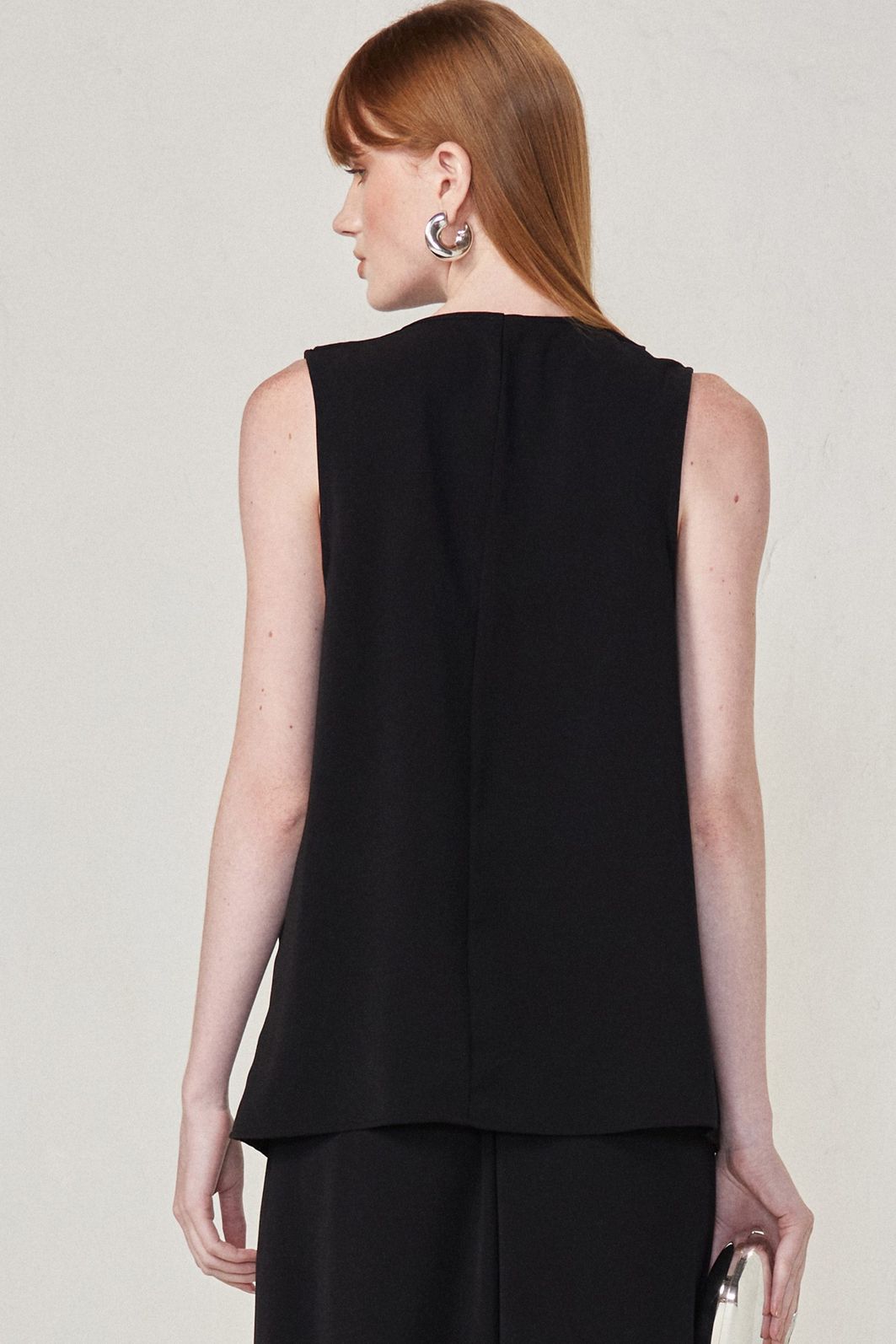 Blusa degagê sem mangas em crepe 84041 Linzzi Blusa degagê sem mangas em crepe 84041 Linzzi
