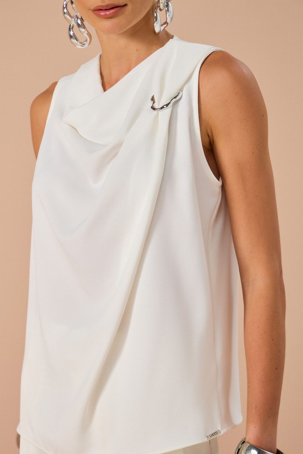 Blusa degagê sem mangas em crepe 84041 Linzzi Blusa degagê sem mangas em crepe 84041 Linzzi