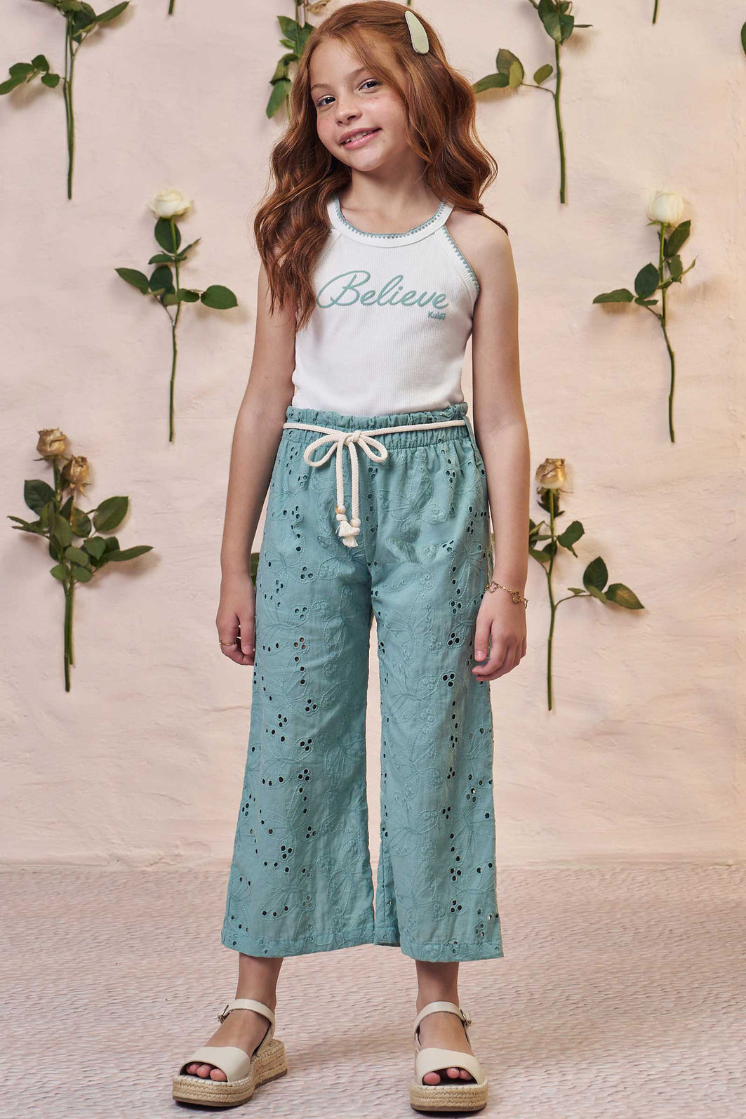 Conjunto de regata em canelado e calça cropped em tecido bordado. (Com short embutido) 98937 Kukiê Infantil Menina Conjunto de regata em canelado e calça cropped em tecido bordado. (Com short embutido) 98937 Kukiê Infantil Menina
