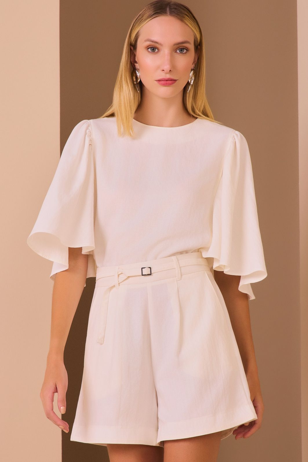 Shorts em tecido premium alfaiataria de viscose. Acompanha cinto no mesmo tecido 98101 Linzzi Shorts em tecido premium alfaiataria de viscose. Acompanha cinto no mesmo tecido 98101 Linzzi