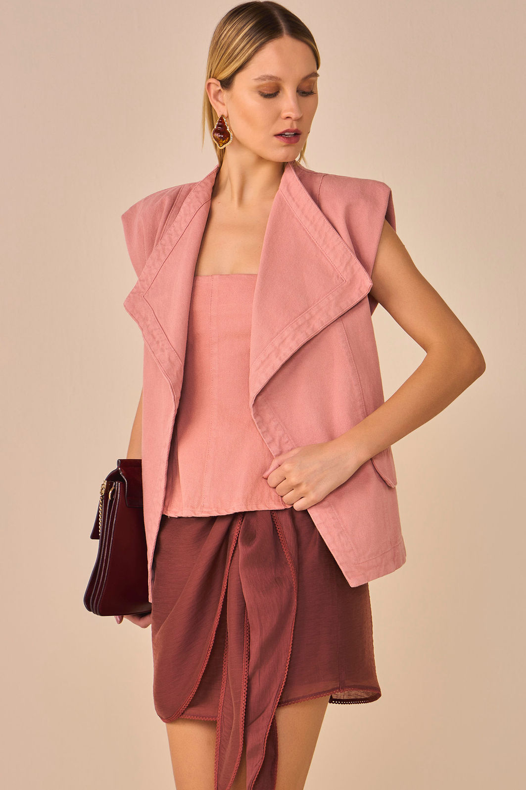 Colete oversized em sarja. Acompanha cinto 95268 Linzzi Colete oversized em sarja. Acompanha cinto 95268 Linzzi