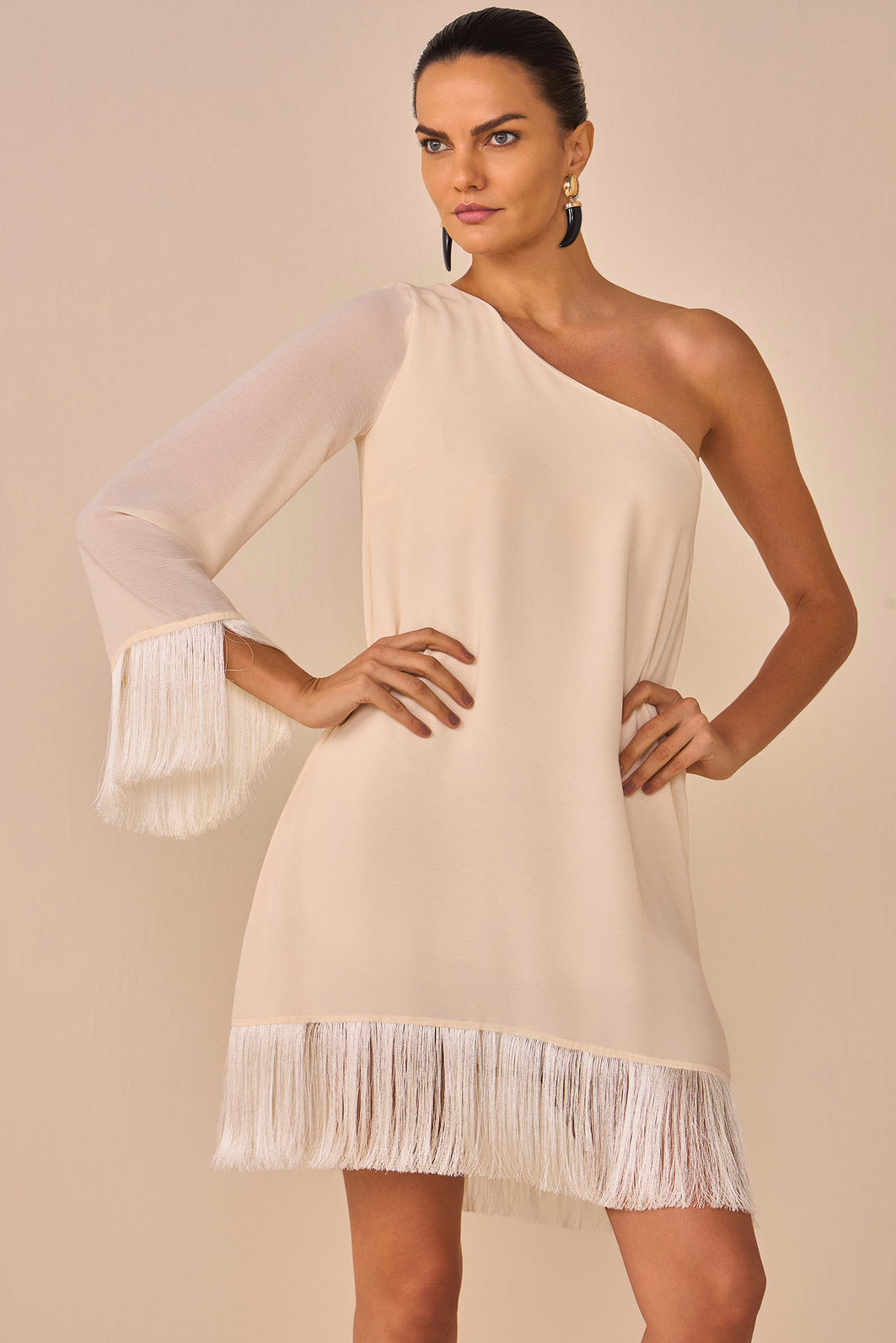 Vestido assimétrico em chiffon com aplicação de franjas 95279 Linzzi Vestido assimétrico em chiffon com aplicação de franjas 95279 Linzzi