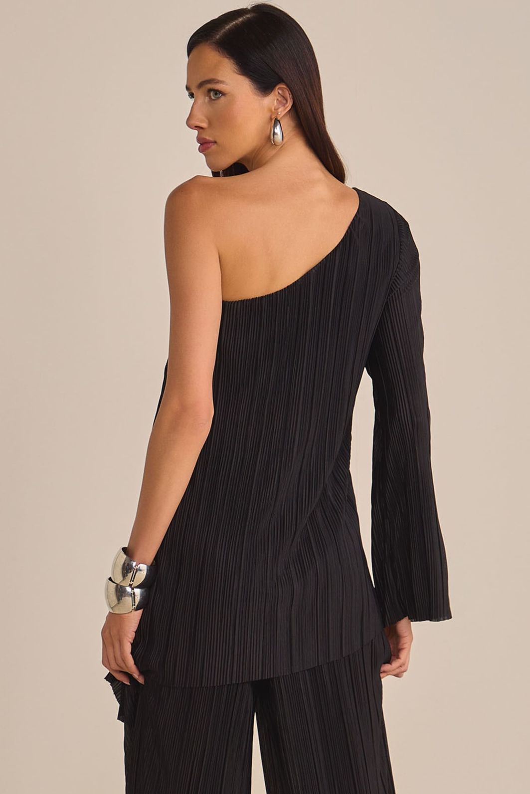 Blusa assimétrica em plissado acetinado 89001 Linzzi Blusa assimétrica em plissado acetinado 89001 Linzzi