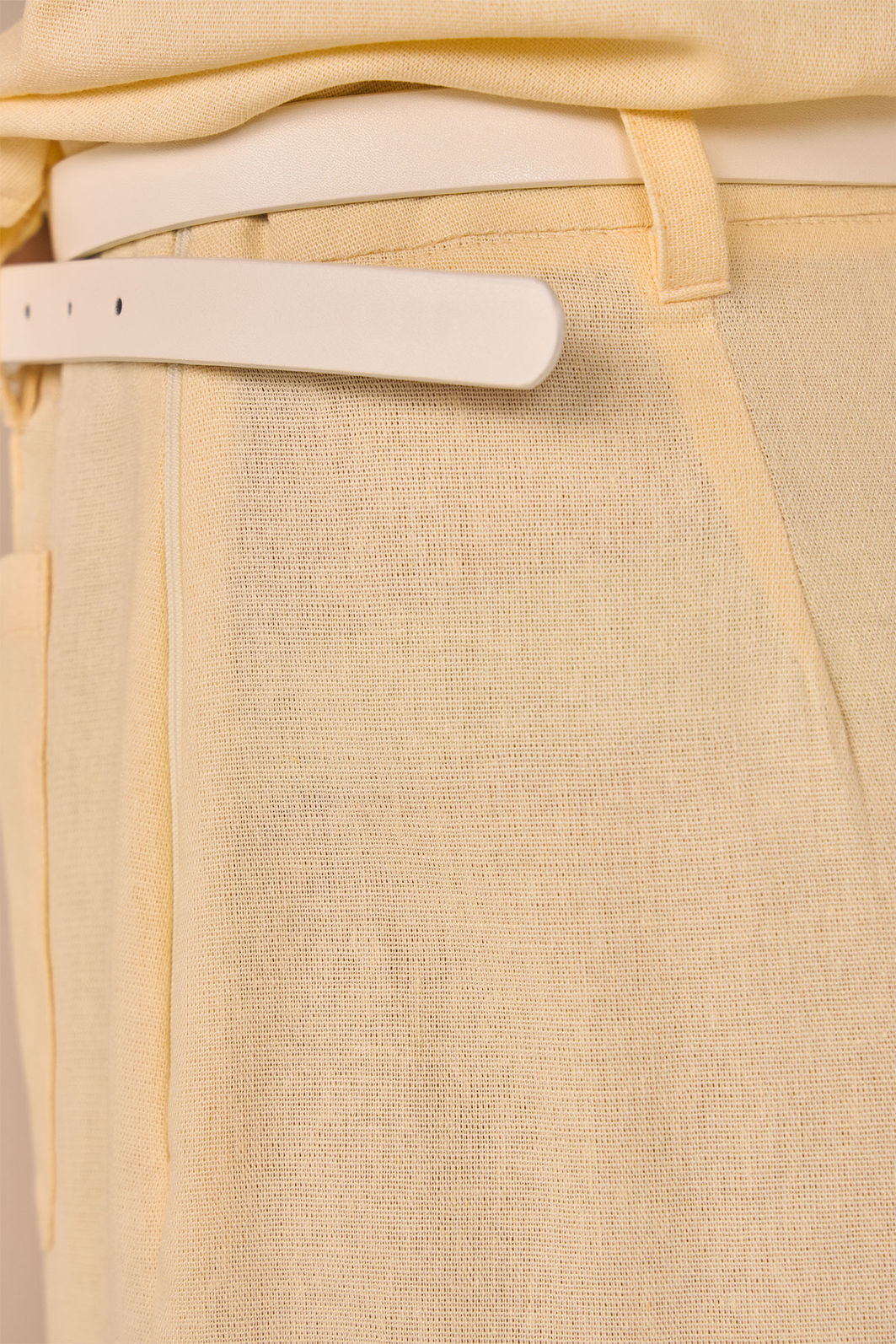 Calça cintura alta em blend de linho. Acompanha cinto 95633 Linzzi Calça cintura alta em blend de linho. Acompanha cinto 95633 Linzzi