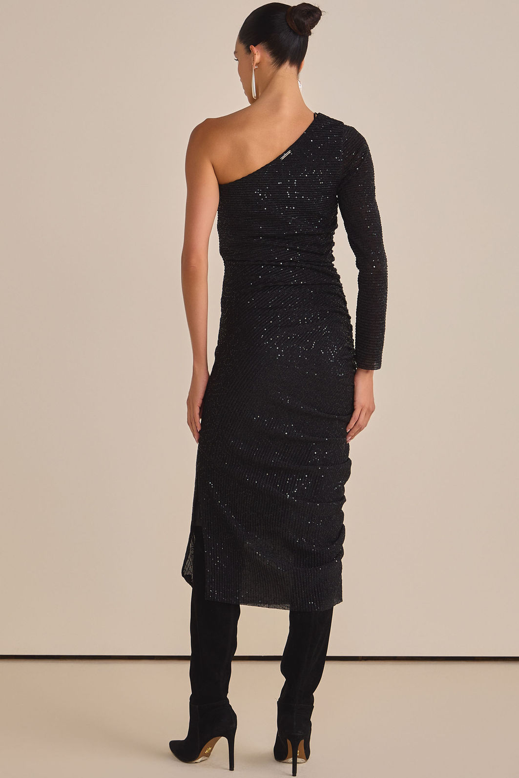 Vestido assimétrico maxi midi em paetê plissado 88980 Linzzi Vestido assimétrico maxi midi em paetê plissado 88980 Linzzi