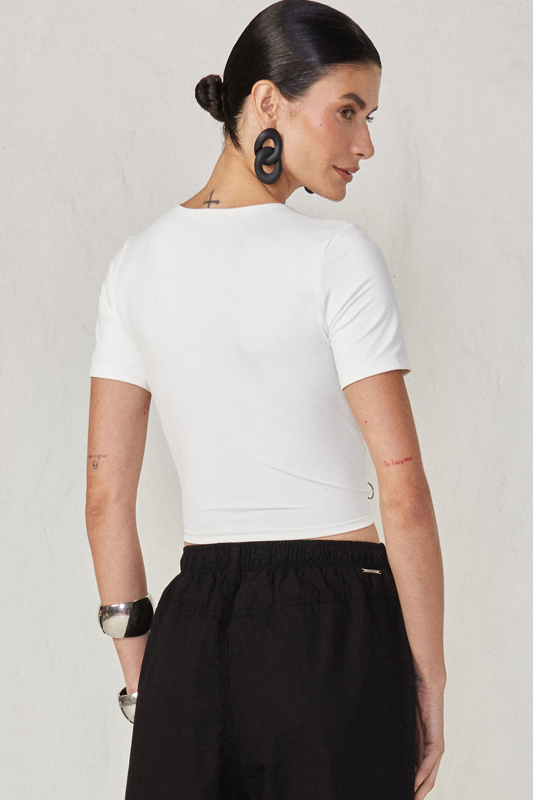 Blusa cropped com torção em malha delicate 82879 Linzzi Blusa cropped com torção em malha delicate 82879 Linzzi