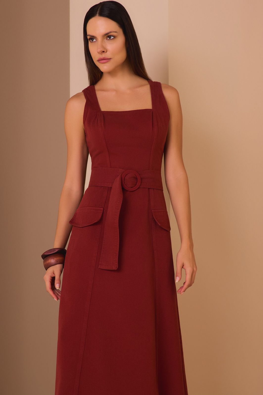 Vestido midi em sarja. Acompanha cinto no mesmo tecido. 97738 Linzzi Vestido midi em sarja. Acompanha cinto no mesmo tecido. 97738 Linzzi