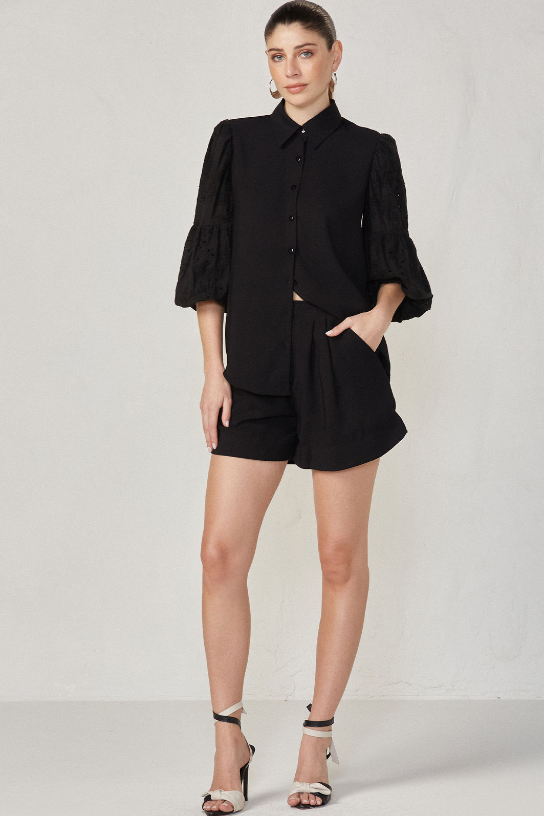 Shorts estilo alfaiataria em crepe 83258 Linzzi Shorts estilo alfaiataria em crepe 83258 Linzzi