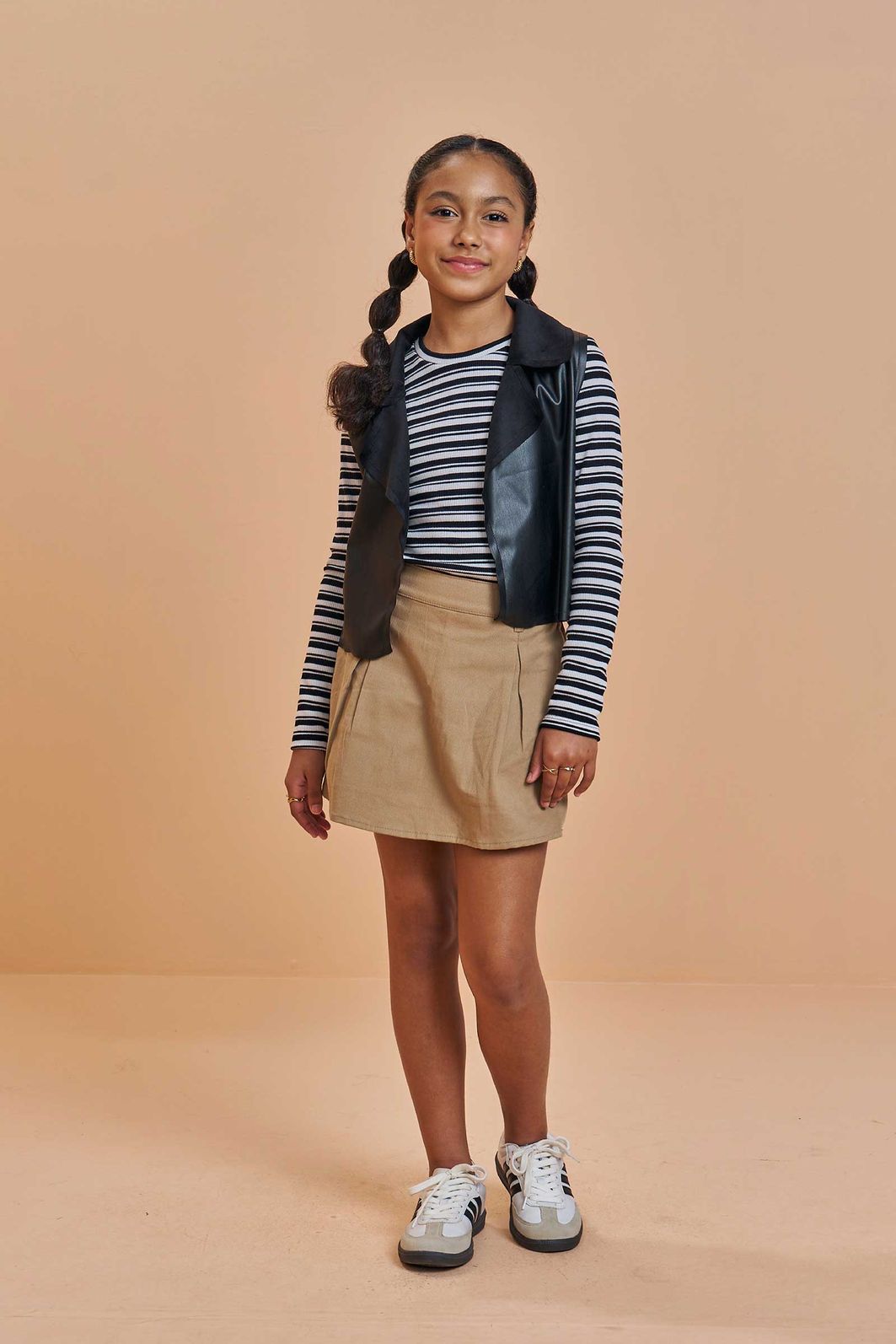 Trio de blusa em canelado liz, colete cropped em couro dublado e short saia em sarja 90908 Vic Teen Menina Trio de blusa em canelado liz, colete cropped em couro dublado e short saia em sarja 90908 Vic Teen Menina